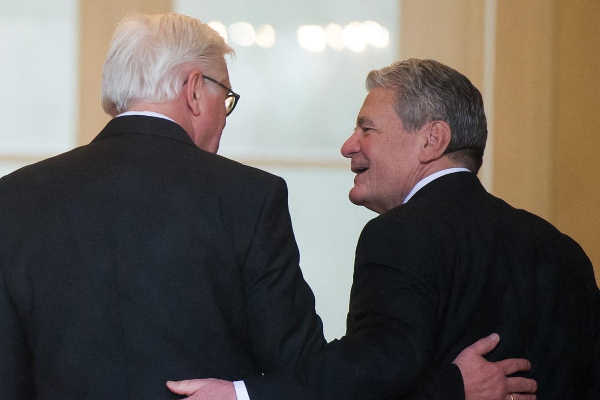 Der neue Bundespräsident Steinmeier mit seinem Vorgänger Gauck am Schloss Bellevue.