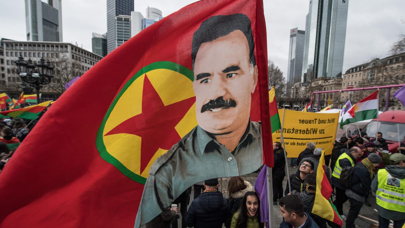 Demonstrationen von Kurden in Frankfurt am Main: Das Konterfei von Abdullah Öcalan ist hierzulande verboten.