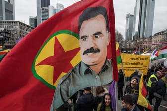 Demonstrationen von Kurden in Frankfurt am Main: Das Konterfei von Abdullah Öcalan ist hierzulande verboten.