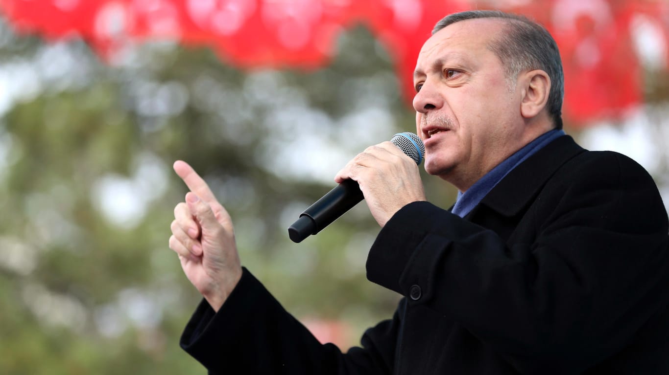 Der türkische Präsident wirbt bei einer Wahlkampfveranstaltung für seine Referendumspläne - und keilt weiter gegen Deutschland aus.