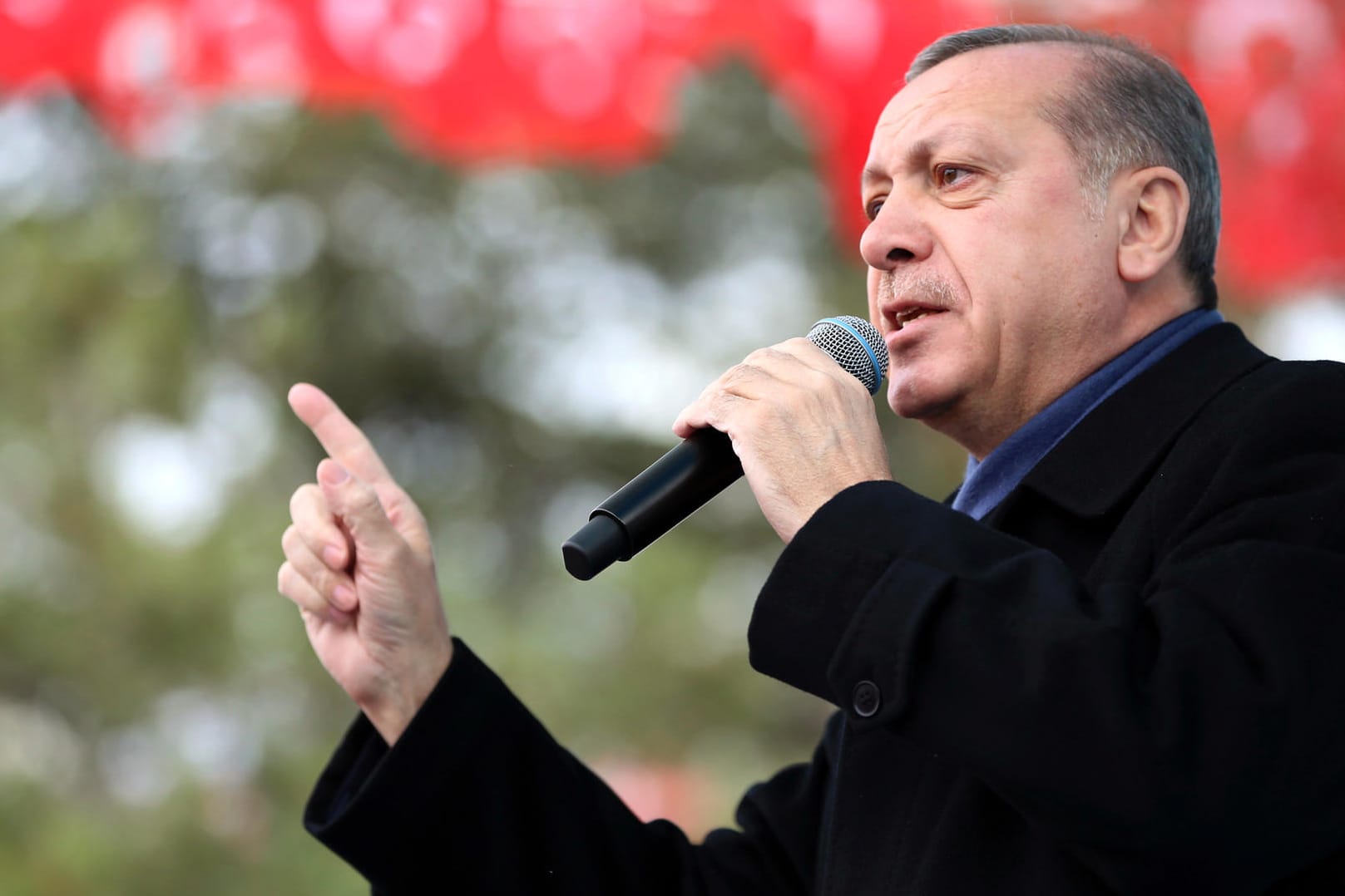 Der türkische Präsident wirbt bei einer Wahlkampfveranstaltung für seine Referendumspläne - und keilt weiter gegen Deutschland aus.