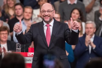 Martin Schulz wird beim Sonderparteitag der SPD gefeiert.