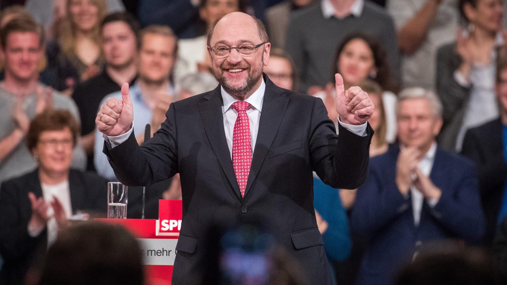 Martin Schulz wird beim Sonderparteitag der SPD gefeiert.