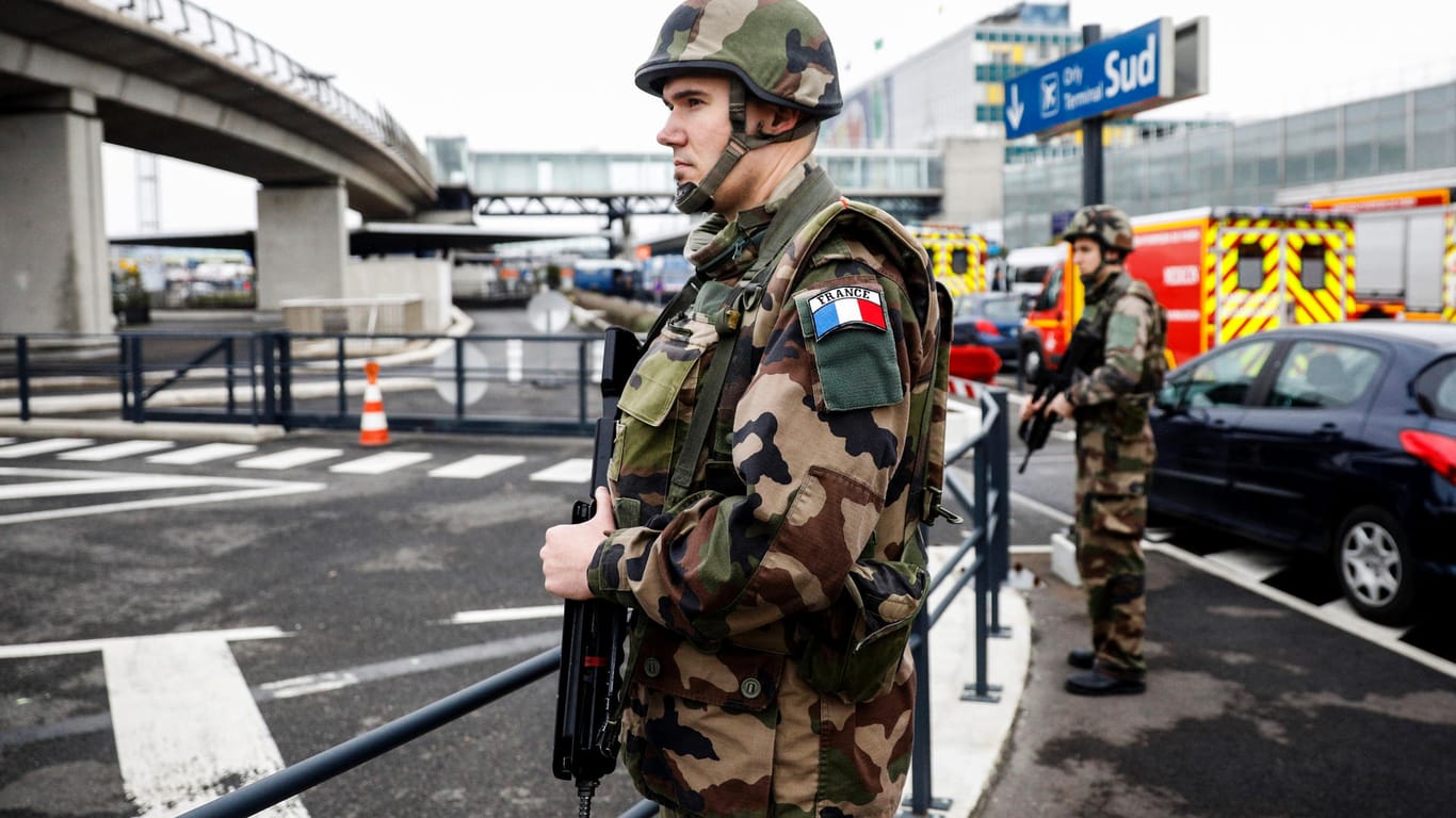 Hinweise auf Terroranschlag am Flughafen Paris Orly verdichten sich: Soldat am Flughafen