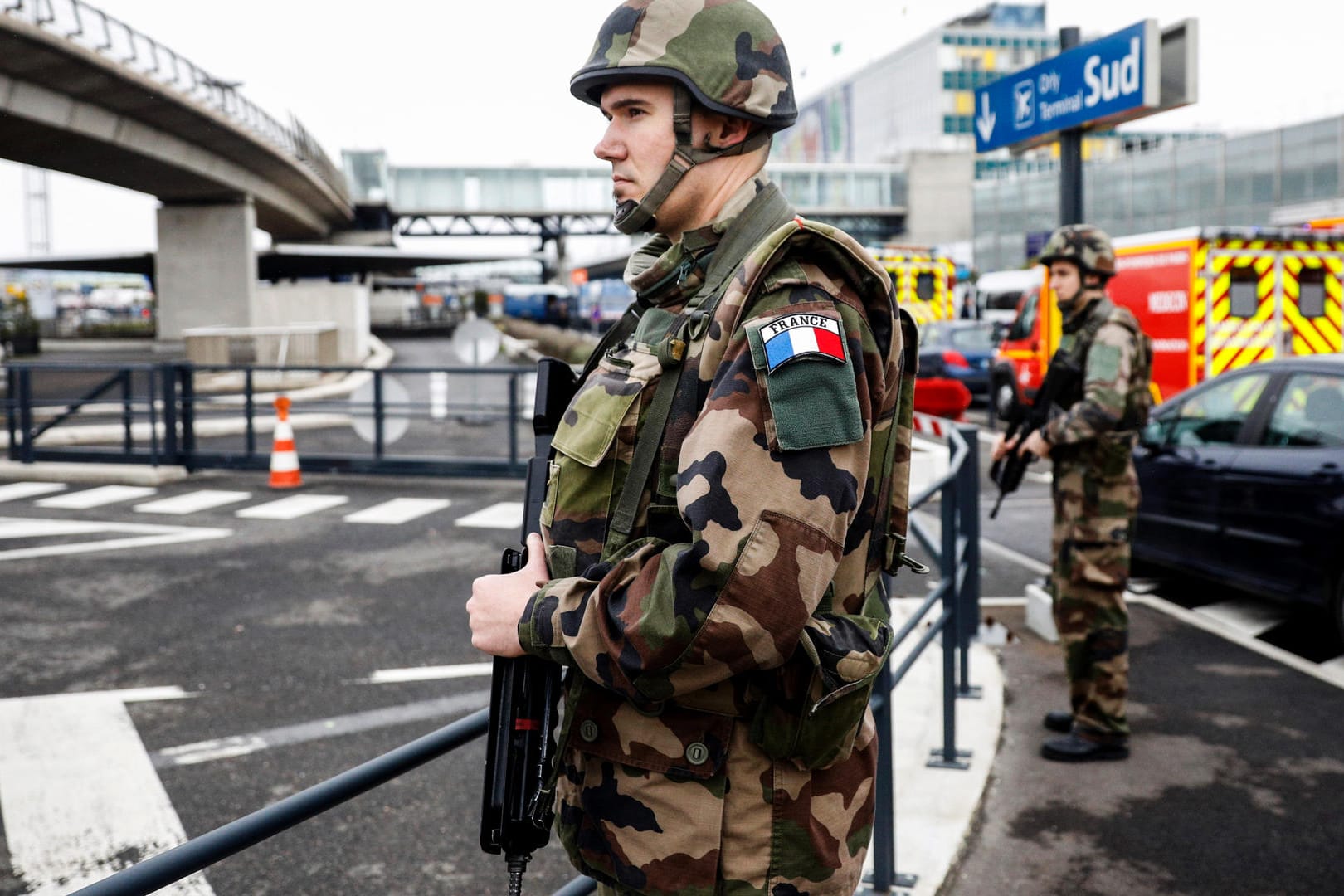 Hinweise auf Terroranschlag am Flughafen Paris Orly verdichten sich: Soldat am Flughafen