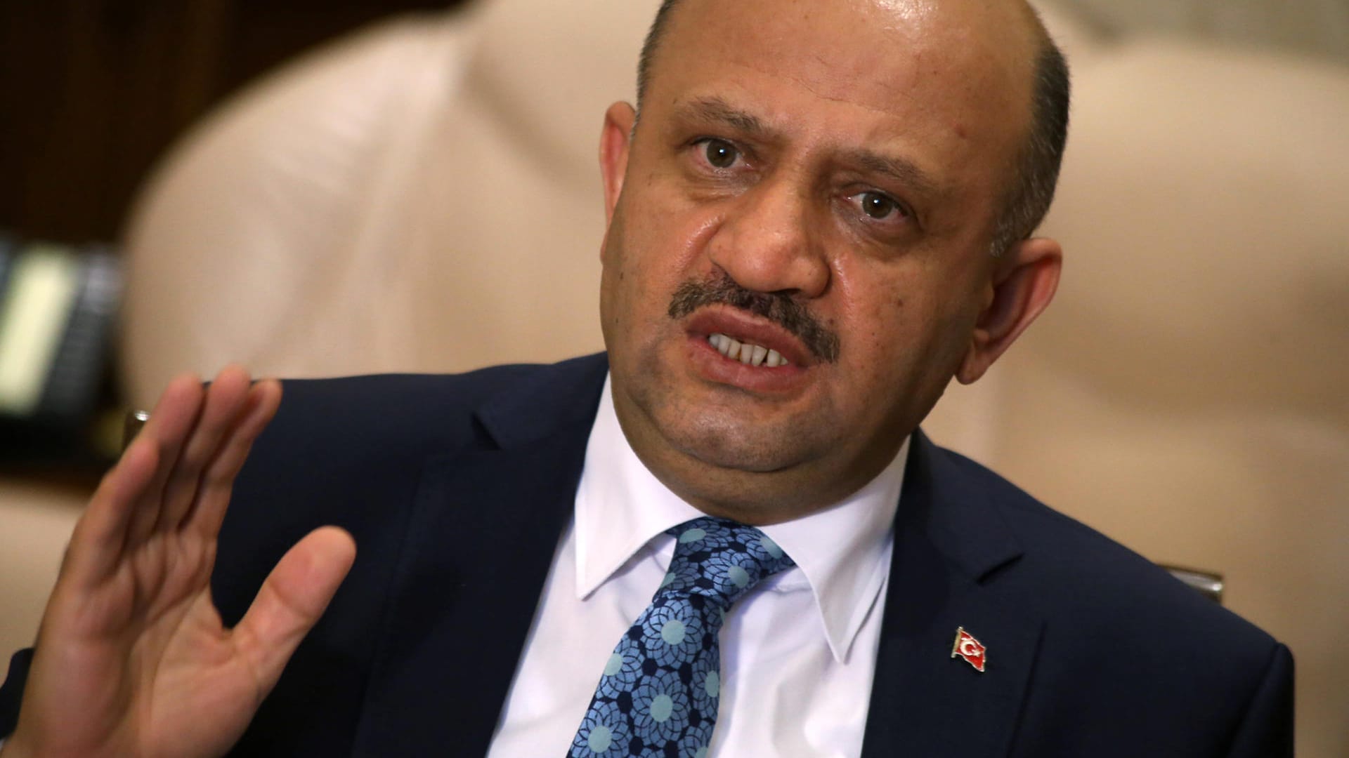 Der türkische Verteidigungsminister bezeichnet die Aussagen von BND-Präsident Bruno Kahl als "sehr unglücklich". Der türkische Verteidigungsminister bezeichnet die Aussagen von BND-Präsident Bruno Kahl als "sehr unglücklich".