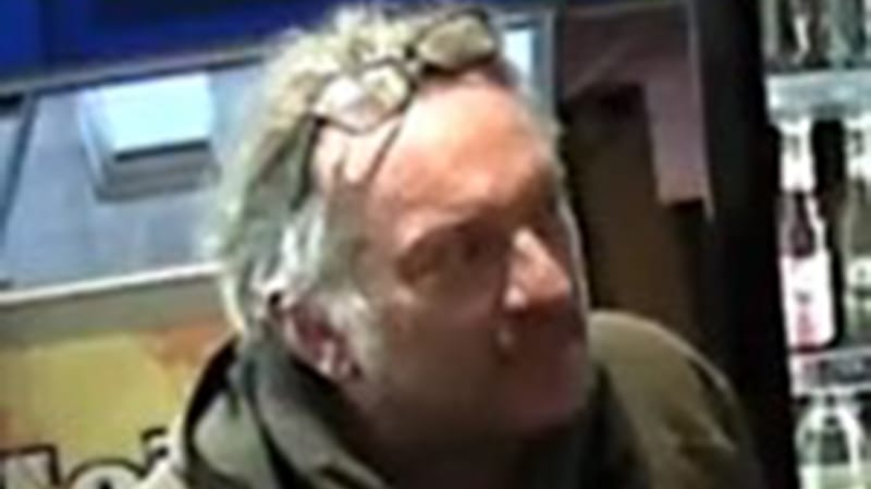 Wer kennt diesen Mann? Er wird dringend verdächtigt, eine 41 Jahre alte Frau in Berlin ermordet zu haben. Wer kennt diesen Mann? Er wird dringend verdächtigt, eine 41 Jahre alte Frau in Berlin ermordet zu haben.