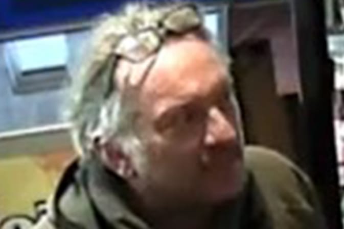 Wer kennt diesen Mann? Er wird dringend verdächtigt, eine 41 Jahre alte Frau in Berlin ermordet zu haben.