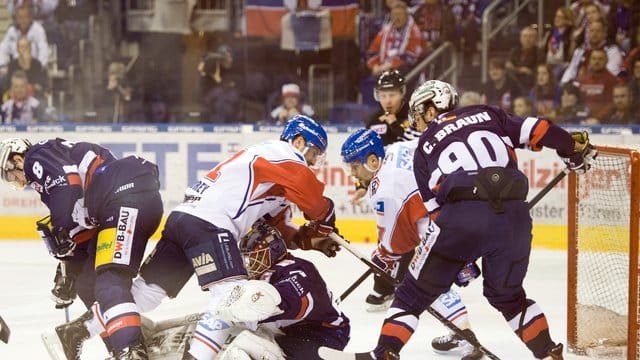 Die Eisbären Berlin bezwangen die Adler Mannheim mit 4:3 nach Verlängerung.