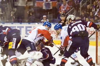 Die Eisbären Berlin bezwangen die Adler Mannheim mit 4:3 nach Verlängerung.