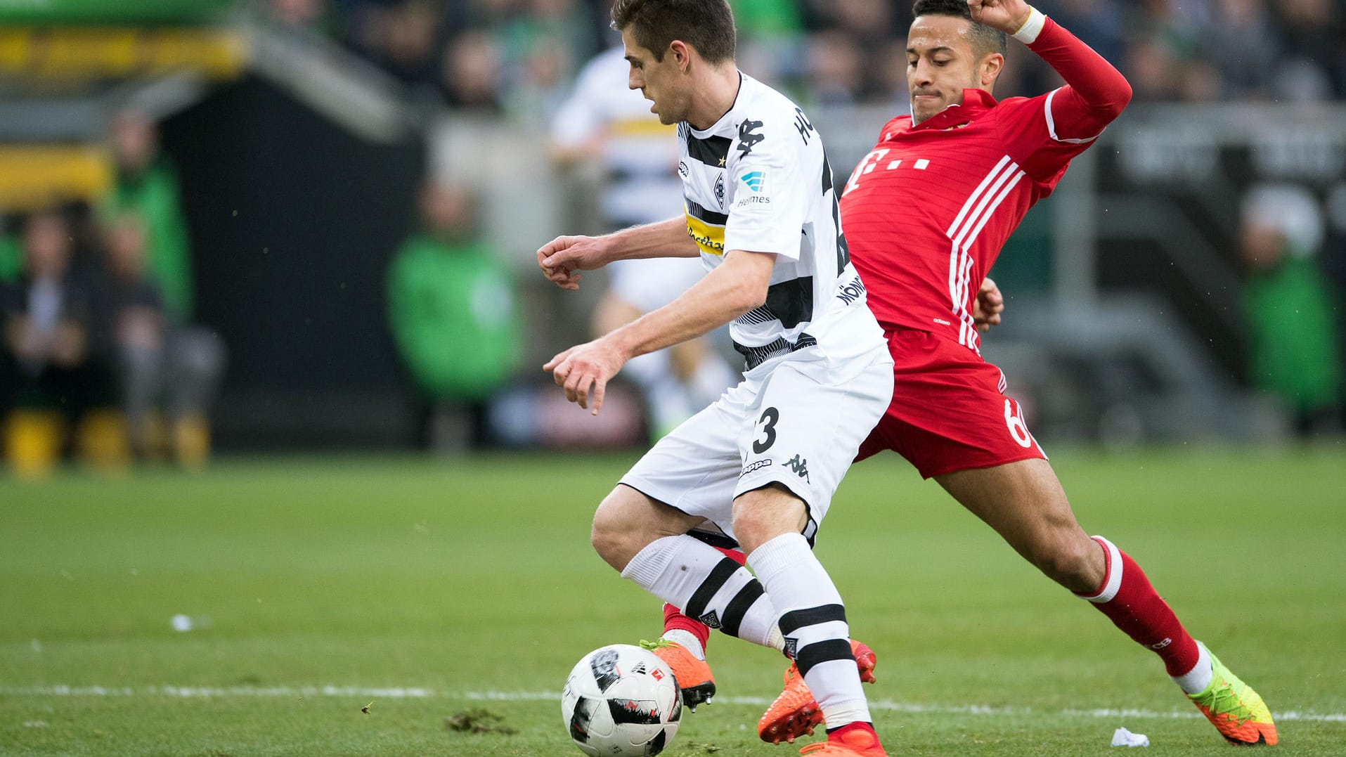 Jonas Hofmann (l.) im Zweikampf mit Bayerns Thiago.