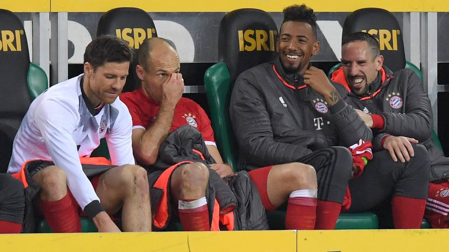 Ziel des Spotts seiner Mitspieler: Bayern-Star Robben nach seiner Auswechslung. Ziel des Spotts seiner Mitspieler: Bayern-Star Robben nach seiner Auswechslung.