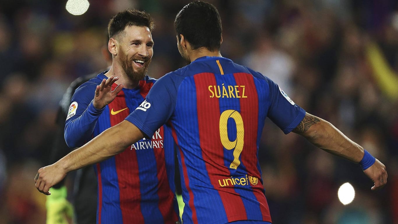 Lionel Messi (l.) und Luis Suarez bejubeln einen Treffer.