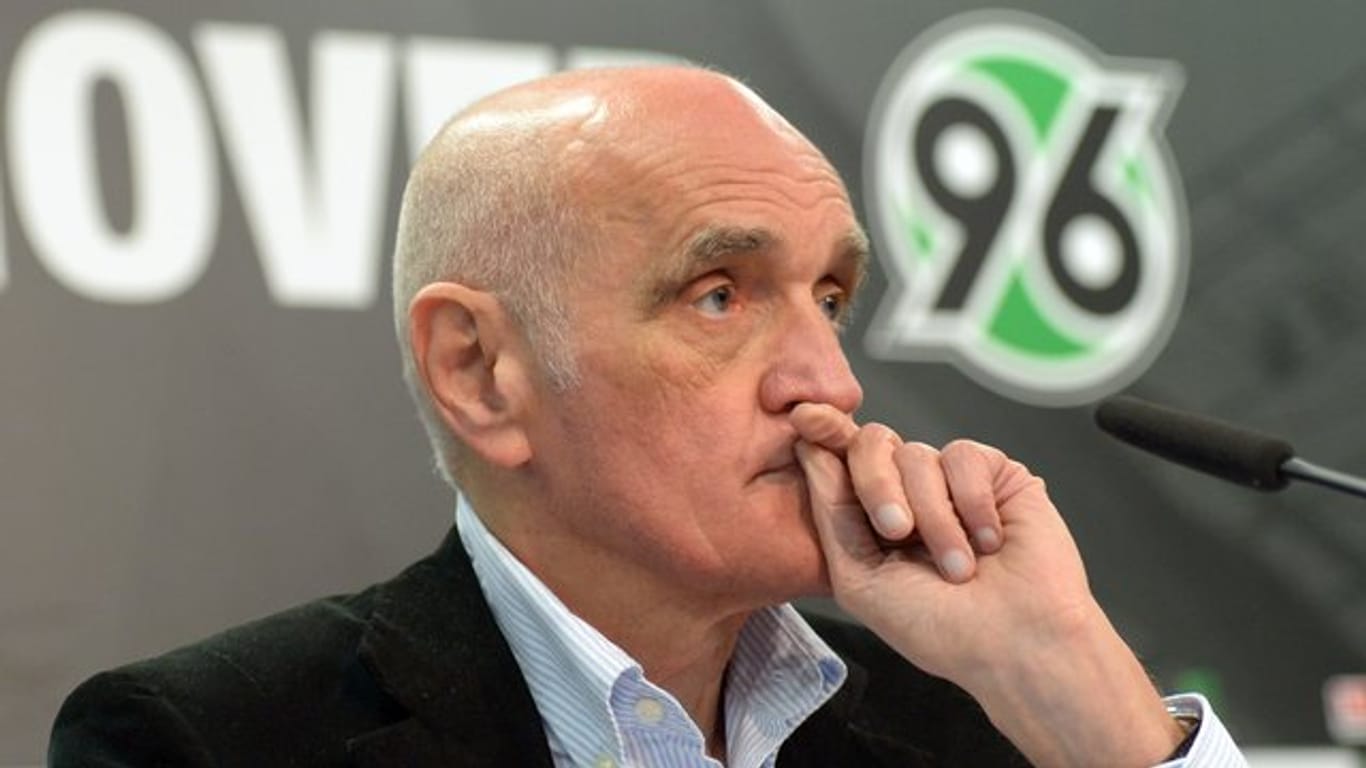 Hannover-96-Präsident Martin Kind bestätigt, dass man sich nach möglichen Nachfolgern für Trainer Stendel umsieht.
