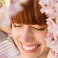 Frau mit Kirschblüten: Im Frühling spielen unsere Gefühle verrückt.