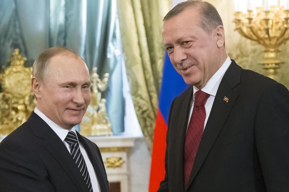 Wladimir Putin (l.) empfängt den türkischen Staatspräsidenten Erdogan am 10. März im Kreml.