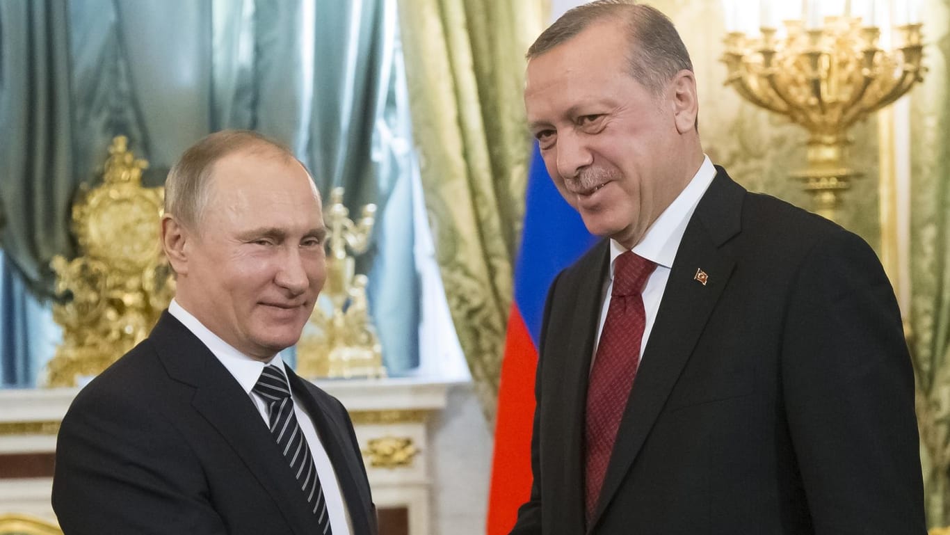Wladimir Putin (l.) empfängt den türkischen Staatspräsidenten Erdogan am 10. März im Kreml.