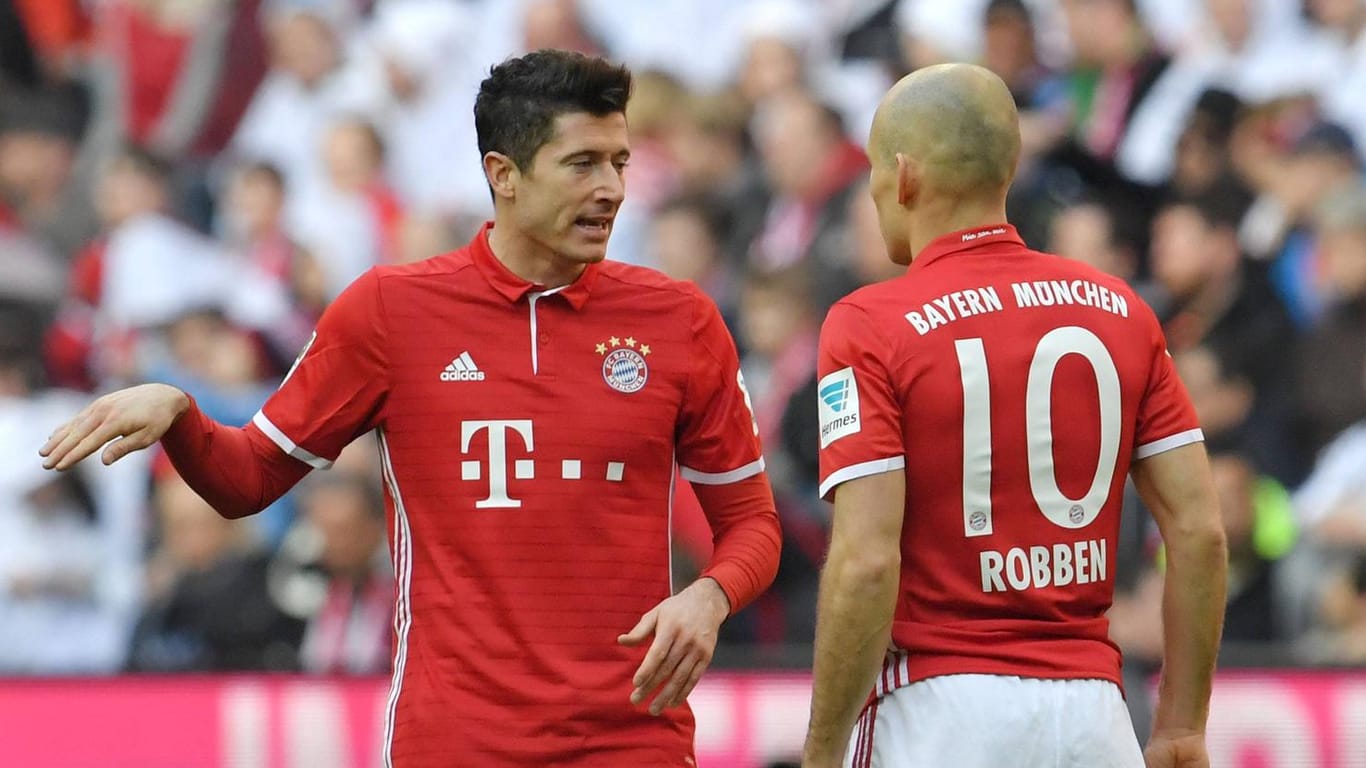 Arjen Robben und Sturmpartner Robert Lewandowski vom FC Bayern München unterhalten sich auf dem Platz.