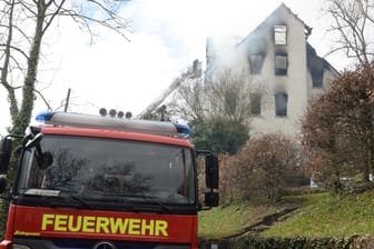In Tübingen löscht die Feuerwehr den Brand nach der Zwangsräumung.