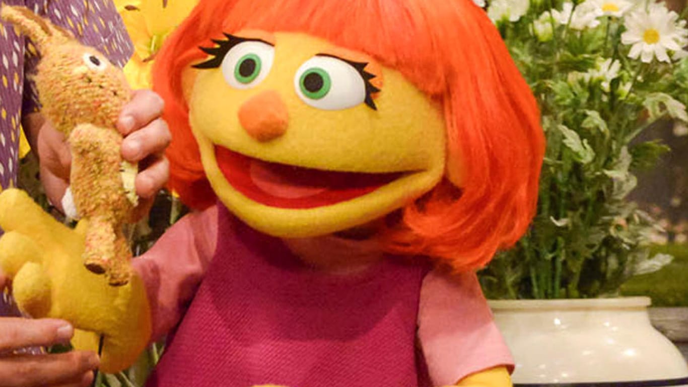 Puppe Julia tritt in der neuen, 47. Staffel der "Sesamstraße" zum ersten Mal auf.