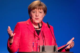 Kanzlerin Angela Merkel verbittet sich weiter jegliche Nazi-Vergleich aus der Türkei.