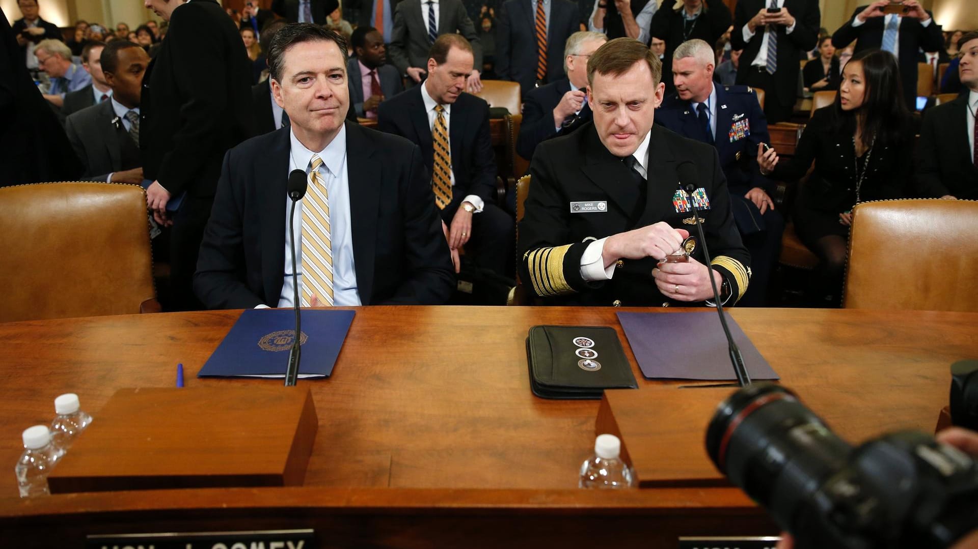 FBI-Chef James Comey (li.) hat bei einer Kongressanhörung Ermittlungen zu Verbindungen zwischen Trumps Wahlkampfteam und Russland bestätigt. FBI-Chef James Comey (li.) hat bei einer Kongressanhörung Ermittlungen zu Verbindungen zwischen Trumps Wahlkampfteam und Russland bestätigt.