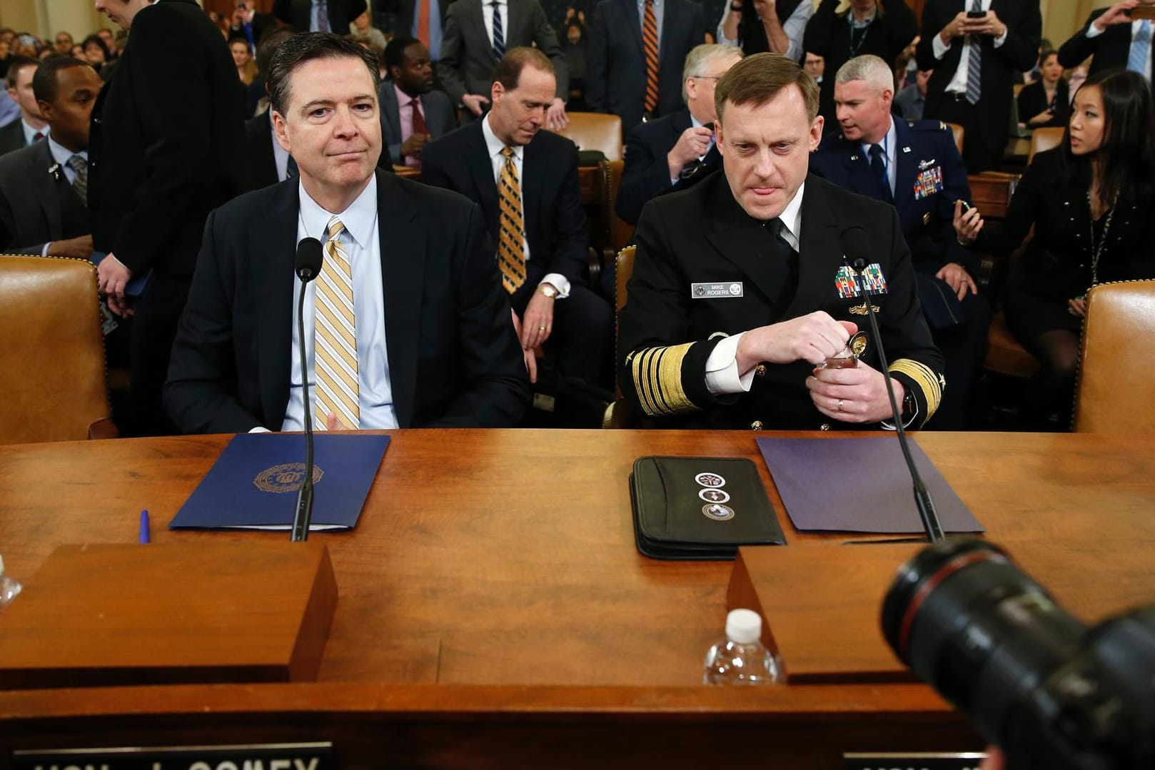 FBI-Chef James Comey (li.) hat bei einer Kongressanhörung Ermittlungen zu Verbindungen zwischen Trumps Wahlkampfteam und Russland bestätigt.