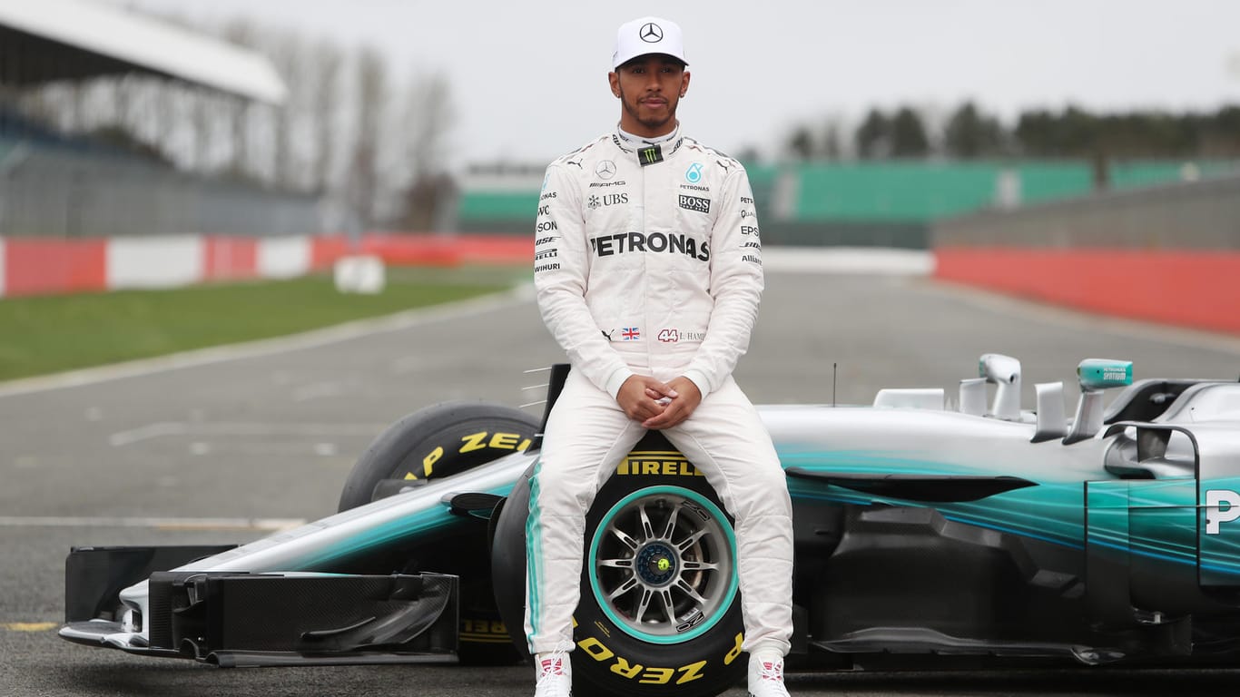Lewis Hamilton präsentiert seinen neuen Rennwagen.