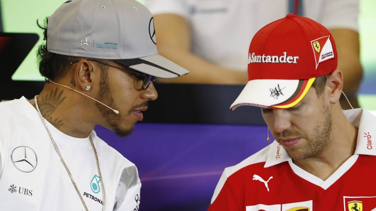 Lewis Hamilton (l.) und Sebastian Vettel sind scharfe Konkurrenten.
