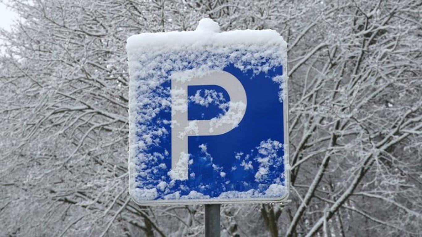 Laut einem Gerichtsurteil müssen Eigentümer eines Parkplatzes lediglich die Zufahrt und die Stellplätze von Schnee befreien.