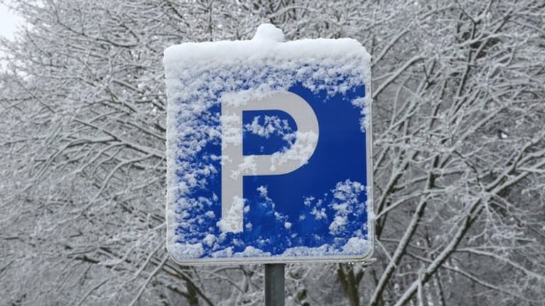 Laut einem Gerichtsurteil müssen Eigentümer eines Parkplatzes lediglich die Zufahrt und die Stellplätze von Schnee befreien.