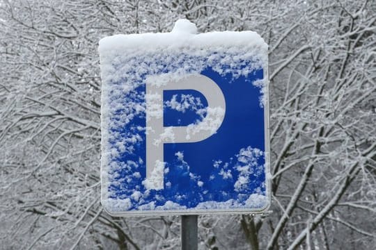 Laut einem Gerichtsurteil müssen Eigentümer eines Parkplatzes lediglich die Zufahrt und die Stellplätze von Schnee befreien.