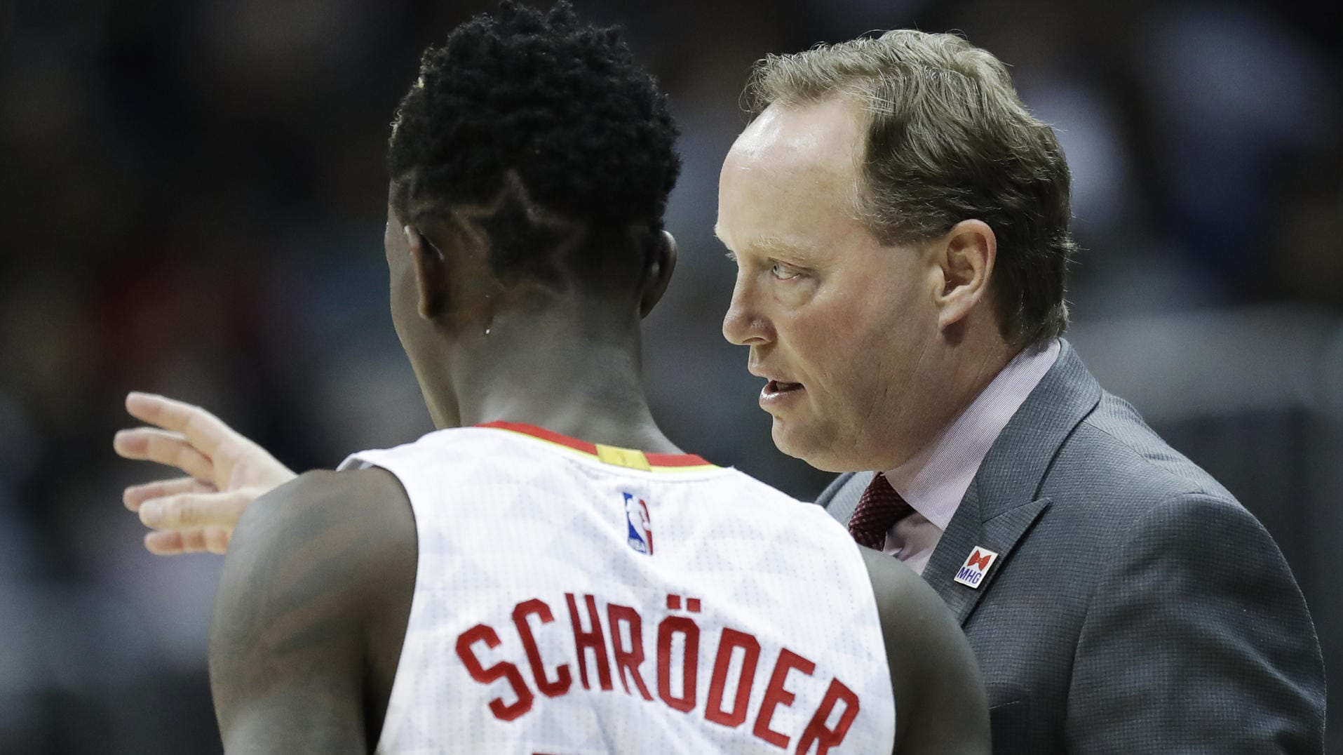 Dennis Schröder im Gespräch mit Coach Mike Budenholzer.