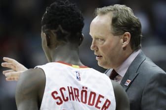 Dennis Schröder im Gespräch mit Coach Mike Budenholzer.