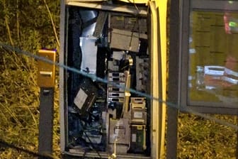 Zerstörter Fahrscheinautomat steht auf dem Bahnsteig in Dortmund-Scharnhorst.