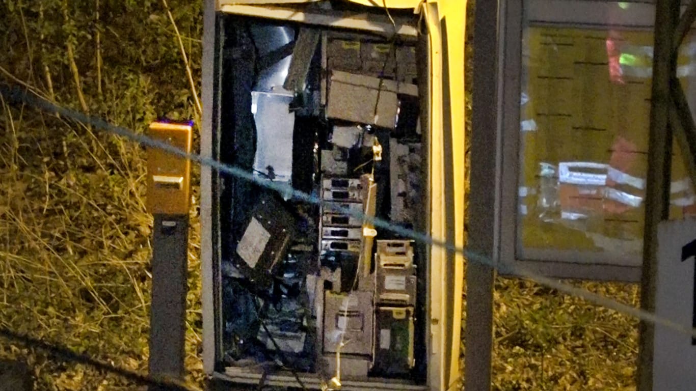 Zerstörter Fahrscheinautomat steht auf dem Bahnsteig in Dortmund-Scharnhorst.