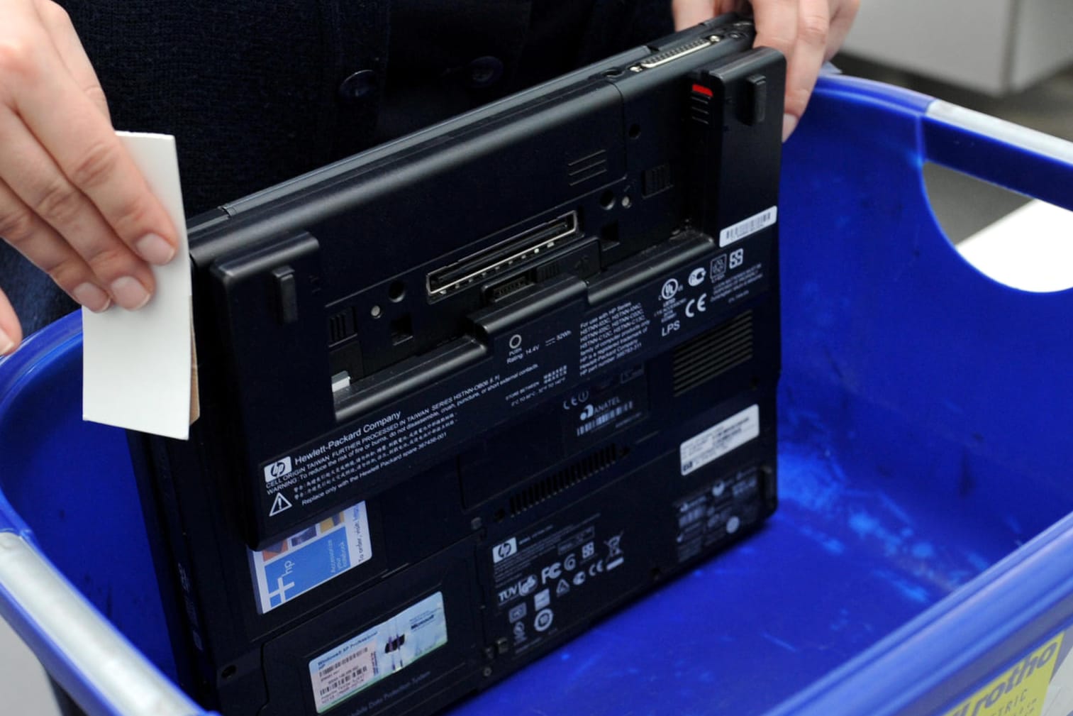 Luftsicherheitsbeauftragte machen einen Sprengstofftest an einem Laptop.