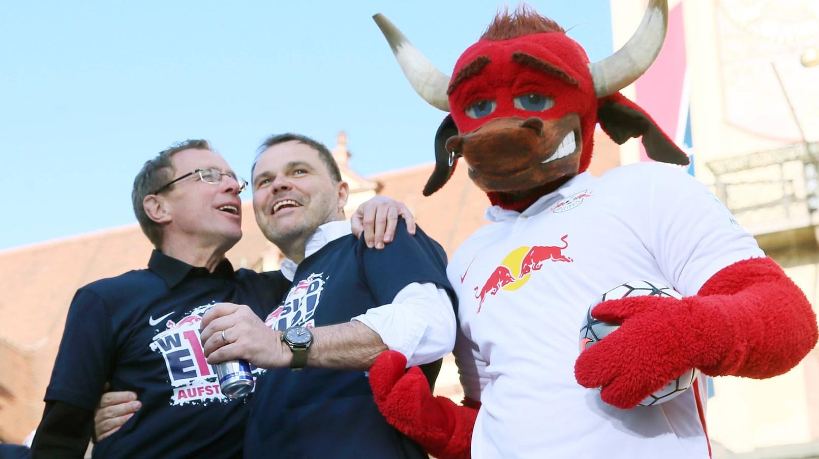 Sportdirektor Ralf Rangnick (l.) und RasenBallsport Leipzig bekommen die Millionensummen von Redbull offenbar nur als Darlehen.