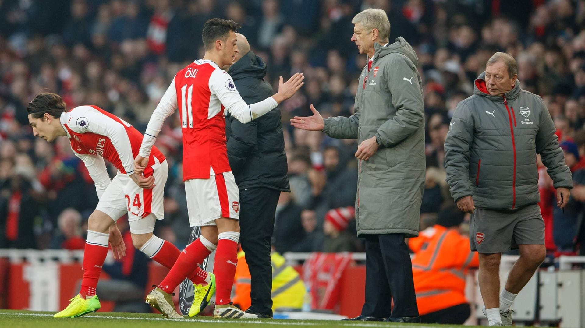 Handshake mit Mesut Özil. Wenger holte den Weltmeister 2013 von Real Madrid zum FC Arsenal