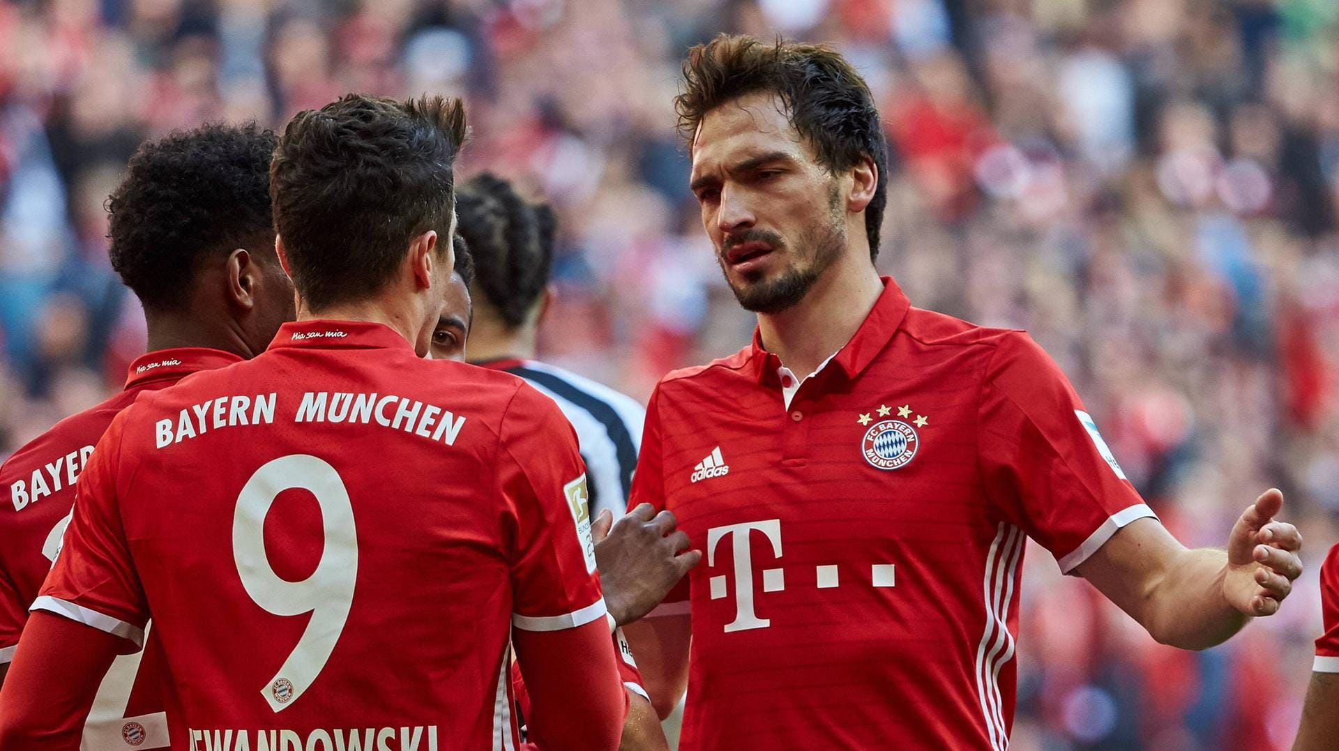 Besonders die Transfers von Robert Lewandowski (l.) und Mats Hummels werden von Mourinho kritisiert