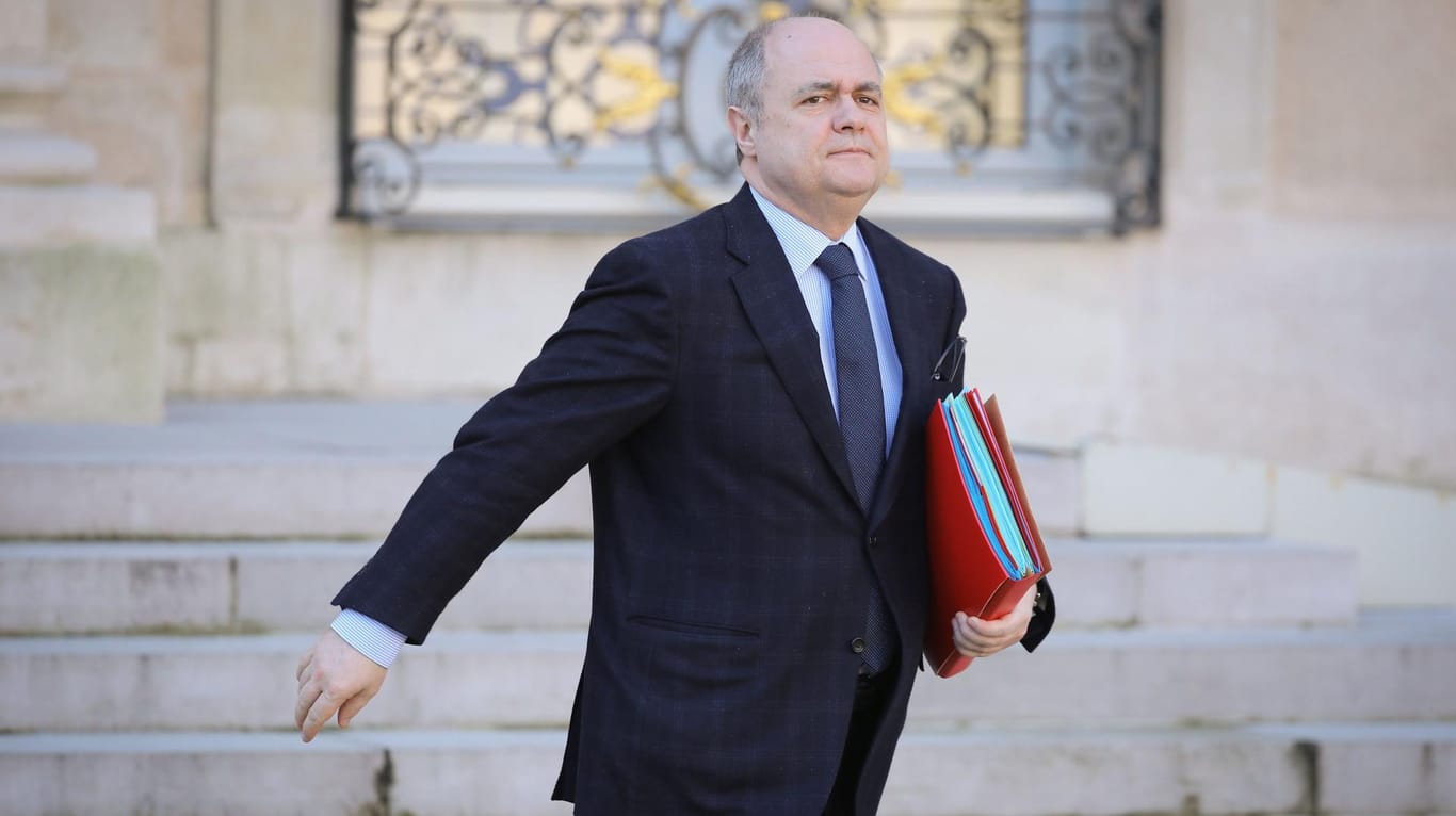 Der französische Innenminister Bruno Le Roux legt sein Amt nieder.