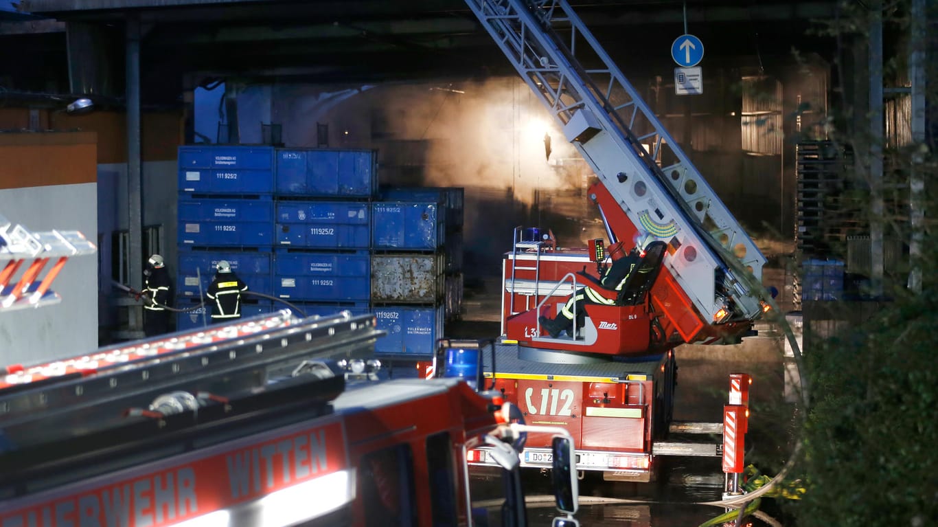 Einsatzkräfte der Feuerwehr löschen in Witten (Nordrhein-Westfalen) einen Brand bei einem Autozulieferer.