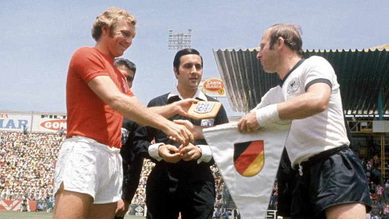 Uwe Seeler und Bobby Moore am 14. Juni 1970 beim Wimpeltausch.