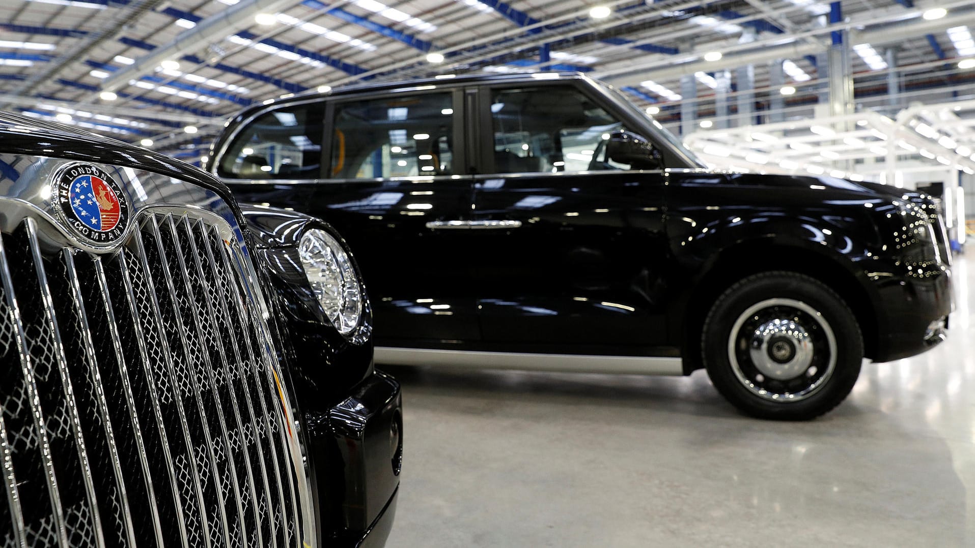 Die London Taxi Company eröffnet eine neue Fabrik.