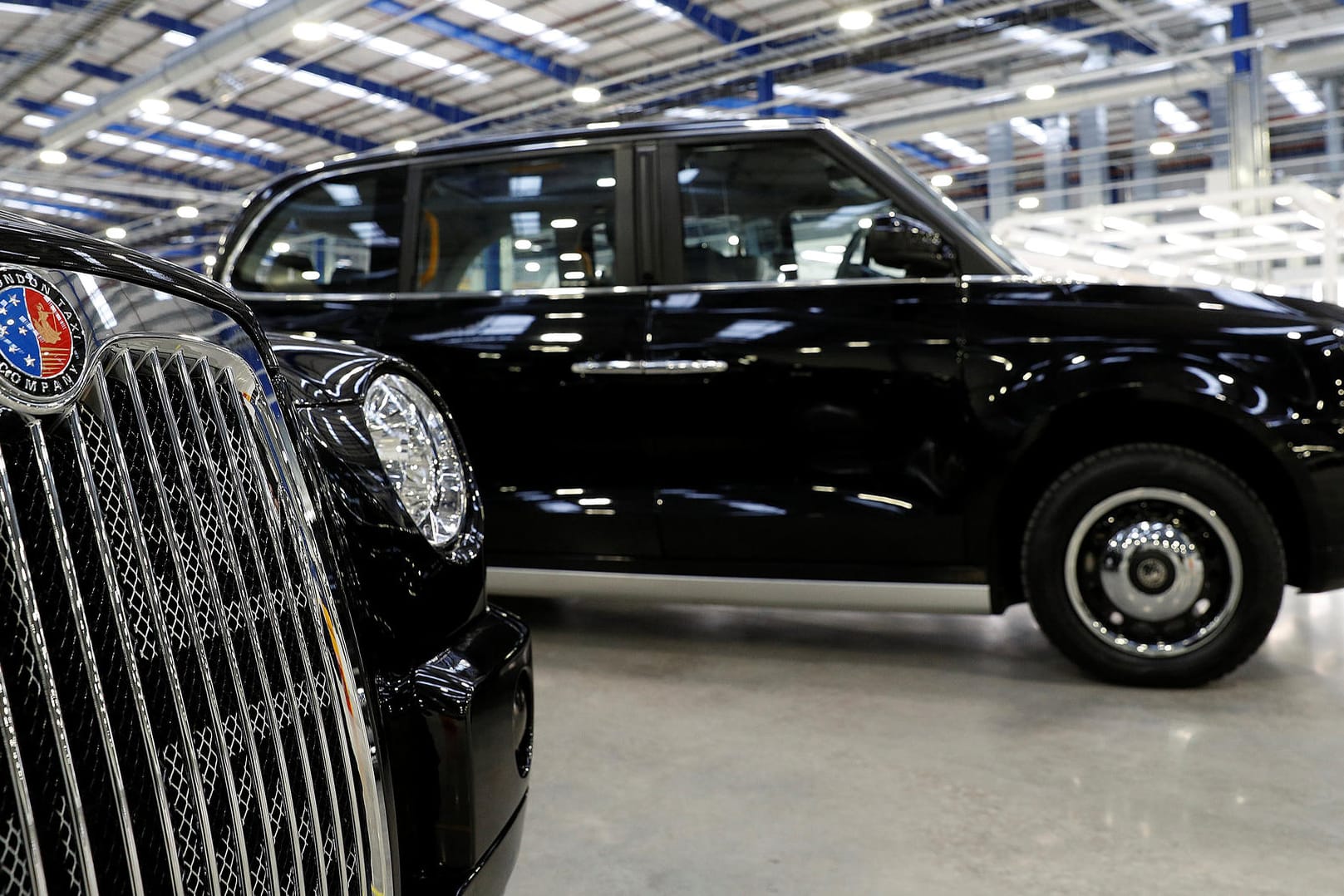 Die London Taxi Company eröffnet eine neue Fabrik.