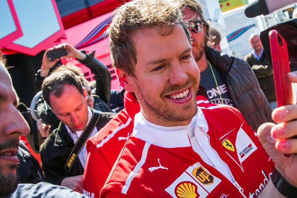 Fährt Ferrari wieder hinterher oder kann das Team in diesem Jahr die Spitze angreifen? Ex-Weltmeister Sebastian Vettel ist nach erfolgreichen Tests guter Dinge.