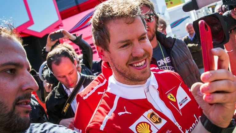 Fährt Ferrari wieder hinterher oder kann das Team in diesem Jahr die Spitze angreifen? Ex-Weltmeister Sebastian Vettel ist nach erfolgreichen Tests guter Dinge.