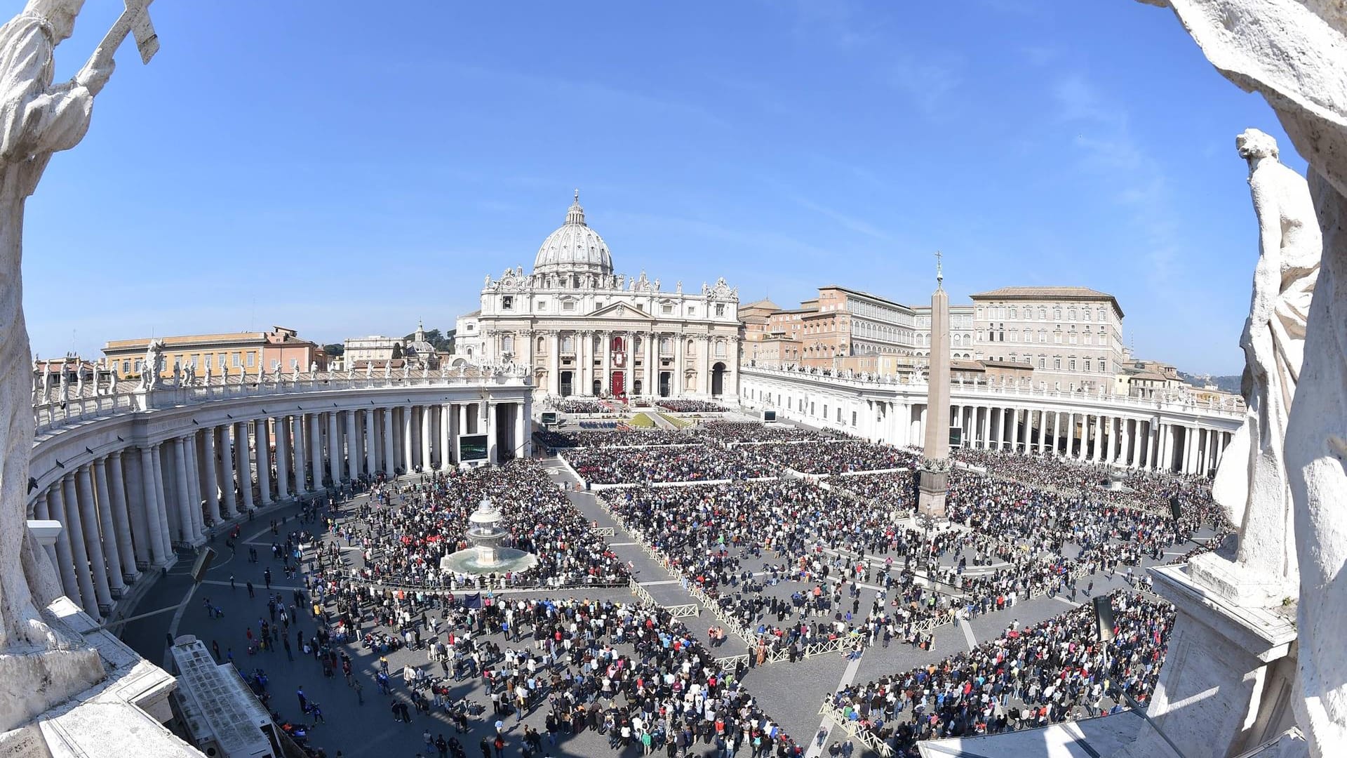 Ostermesse mit Papst Franziskus vor tausenden Gläubigen