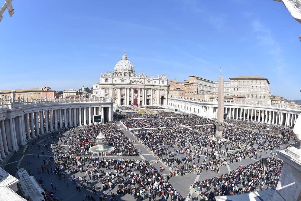 Ostermesse mit Papst Franziskus vor tausenden Gläubigen