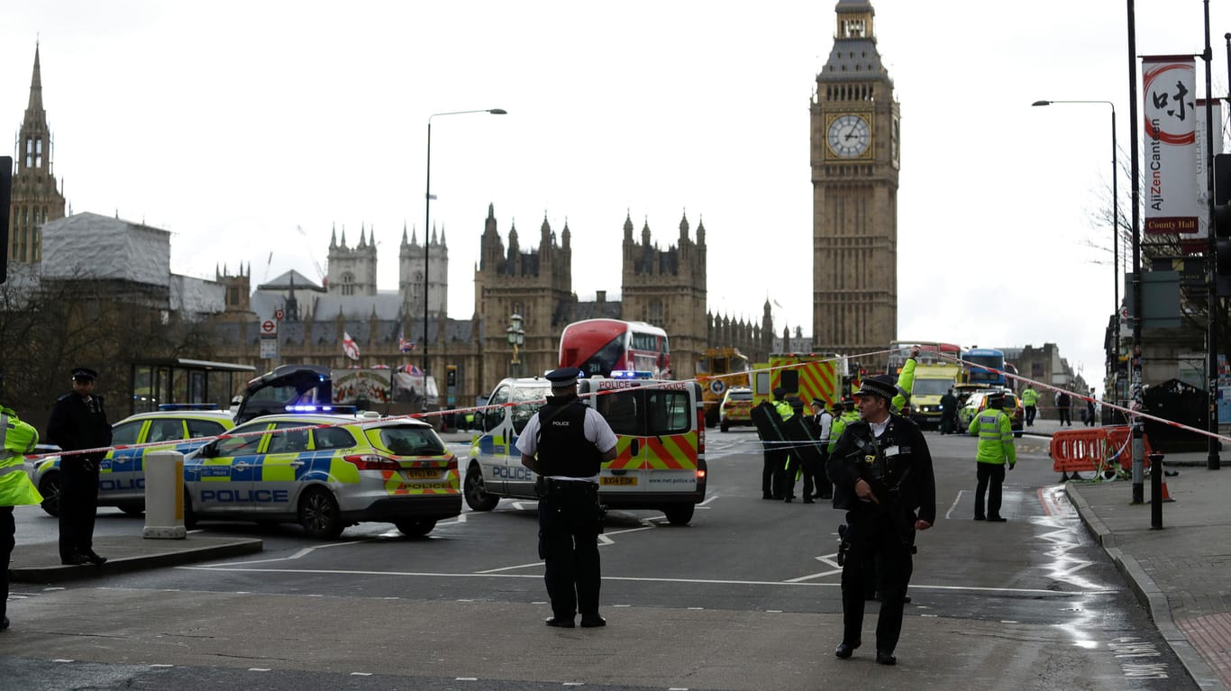 Vor dem Parlamentsgebäude in London wurden mehrere Fußgänger überfahren. Die Polizei spricht von einem "terroristischem" Vorfall.